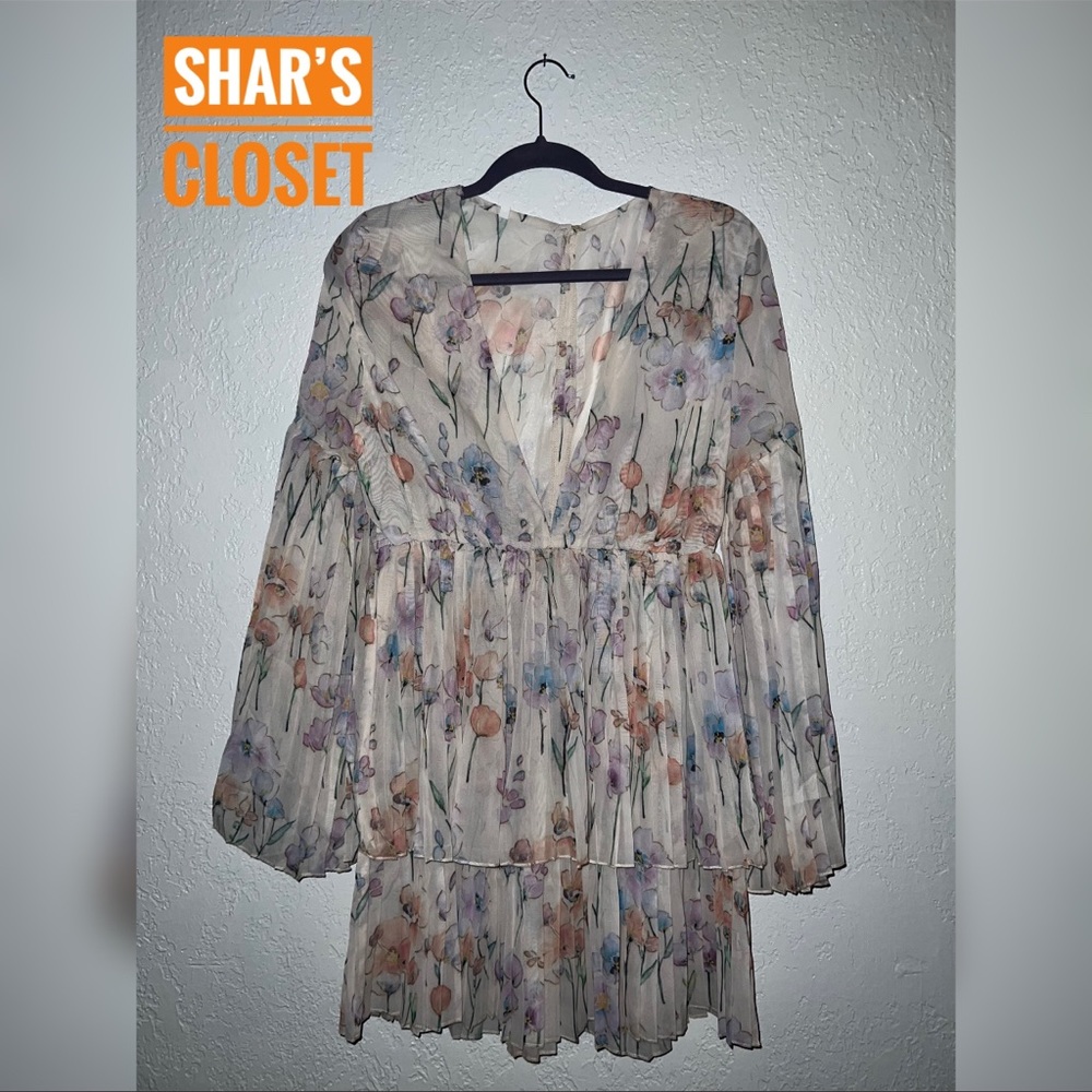 Cream floral ruffles dress, has deep plunging neckline
Large
New never worn
